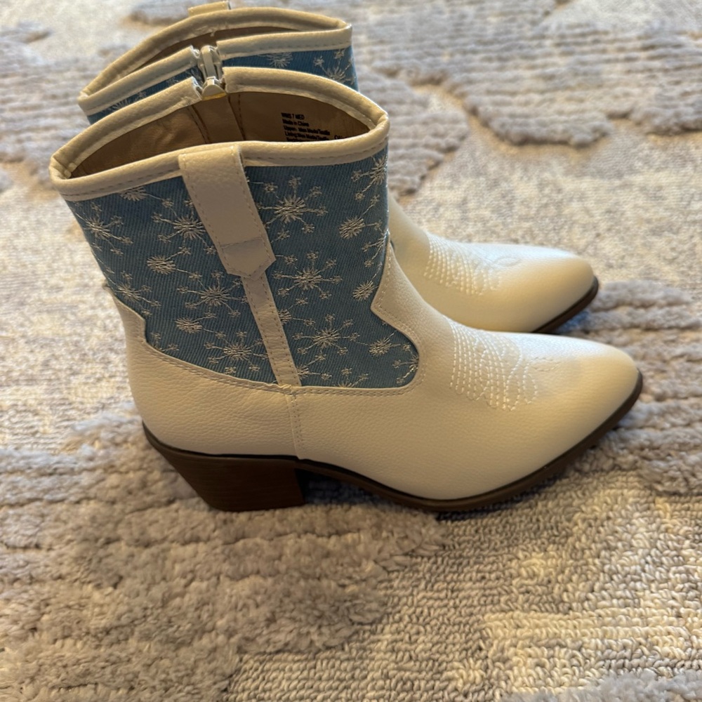 Olivia & kate Women's White and Blue Snowflake Boots 7